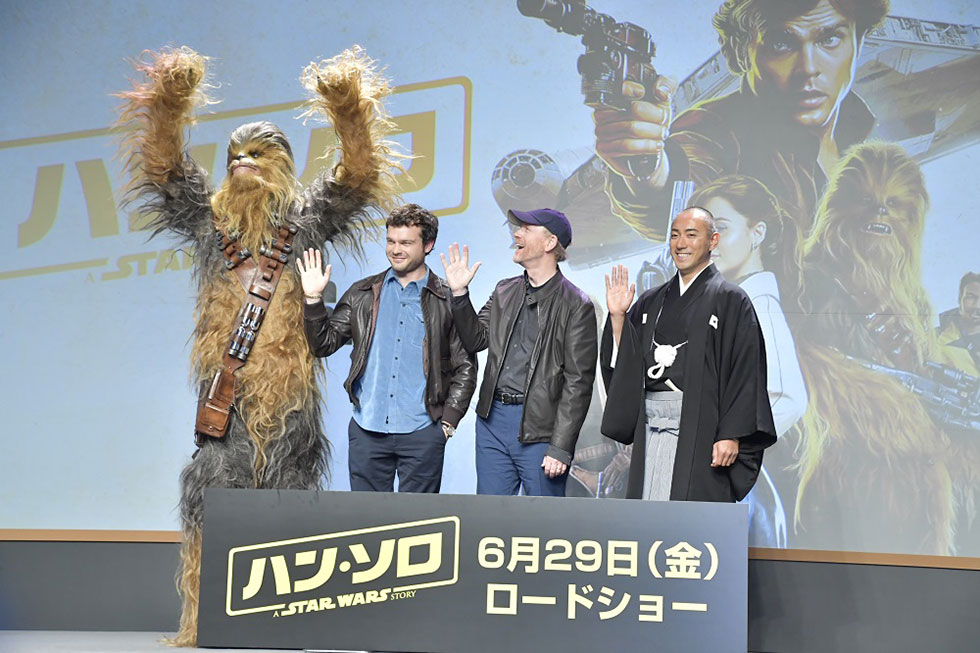 主演のオールデン・エアエンライクと監督のロン・ハワードら